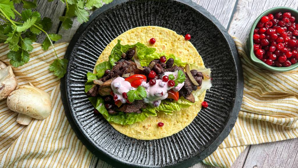 Rådyrwrap smaker aller best med grillet eller langtidsstekt kjøtt. Med en miks av en litt hot tyttebærrømme, sopp og meksikanske smaker blir dette en fulltreffer. 
