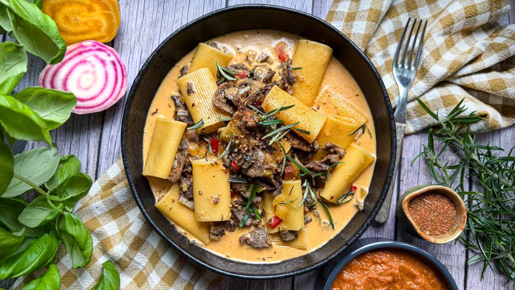Kreolsk pasta er inspirert av Svein Jæger Hansens oppskrift fra Villmarkskjøkkenet på Naturkanal1. Denne kremete pastaretten byr på spennende smaker fra nord og sør. Reinsdyrskav, beter og sopp møter en fyldig kreolsk saus med fløte – en rustikk og smakfull rett som er like god ute som inne.