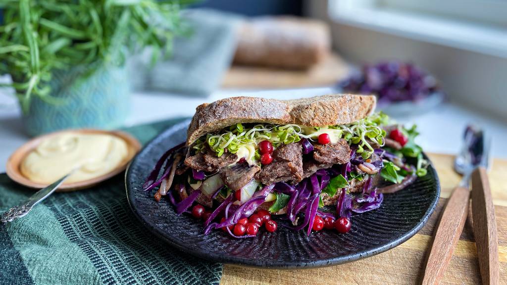 Toast med reinskav sammen med en nydelig dijonnaise, knasende god rødkål, salat, sopp og løk er bare så utrolig godt.