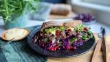 Toast med reinskav sammen med en nydelig dijonnaise, knasende god rødkål, salat, sopp og løk er bare så utrolig godt.