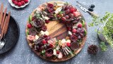 Charcuterie wreath, eller krans, er blitt en populær rett til jul. Her er det bare å la fantasien løpe, men kjøtt er hovedingrediensen sammen med ost, grønt og kjeks. Det ser både avansert og nydelig ut, men det er faktisk veldig enkelt å dandere.
