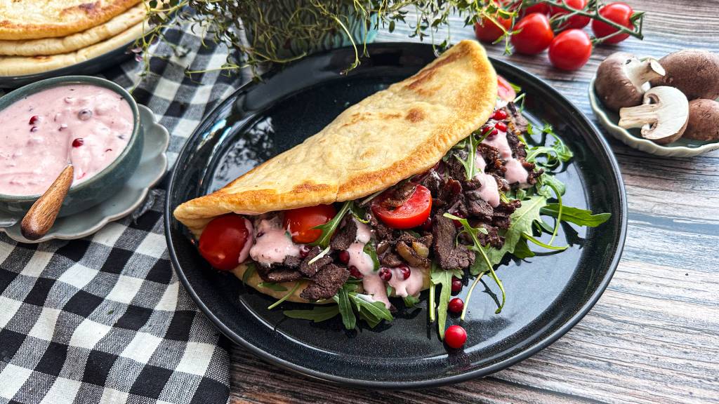 Reinsdyrkebab er rett og slett vilt godt. Fres opp reinsdyrskav, løk og sopp og bak de flate pitabrødene selv, det kom mer du ikke til å angre på. 