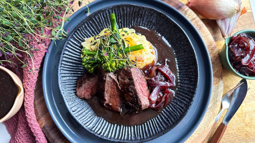 Reinsdyrfilet med fløtegratinerte poteter er et festmåltid. Servert med rødløkskompott, balsamicosaus og kokt brokkolini er dette et fantastisk måltid.