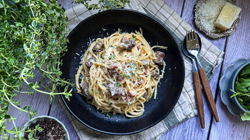 Carbonara med smak av vilt smaker helt fortreffelig, og selv om denne pastaretten i utgangspunktet består av bacon, er reinsdyrfilet perfekt i den italienske klassiske middagsretten. 