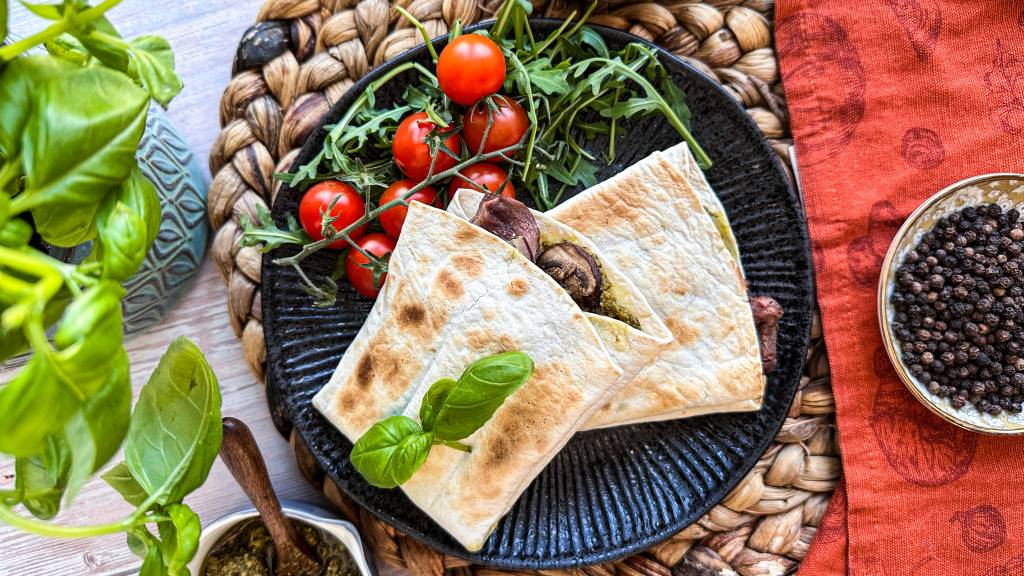 Quesadilla i brødrister. Så godt, så enkelt og så god ide. Denne kan du i grunn fylle med hva du vil, men vi lover deg at reinsdyrfilet, ost, sopp, løk og pesto gjør susen. 