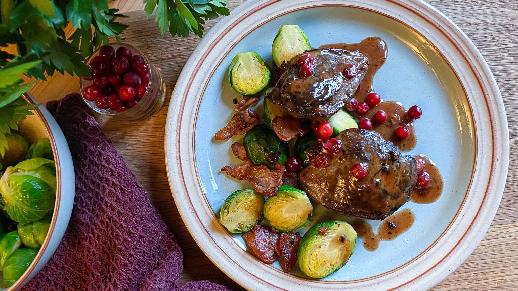Rask rype i rømmesaus er signert TV-kokk og kokebokforfatter, Charlotte Mohn Gaustad. Denne retten er nydelig på smak, og både rask og enkel å lage. Charlotte gir deg dessuten gode tips til å flå rype.