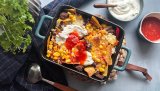 Har du rester etter fredagstacoen? Det er duket for nachos. Bruk det som er igjen - både tacoskjell, kjøtt, løk, grønnsaker og revet ost. Alt i en form. Server med salsa og rømme. 