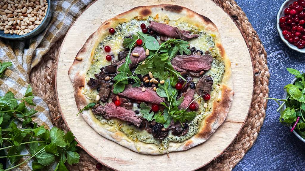Hva er ikke bedre enn en smakfull og enkel oppskrift på lur. Rask pizza til helgekosen smaker helt nydelig. Vi har brukt deigen fra hjemmelagde tortillalefser. Det betyr rask elting og ingen heving. 