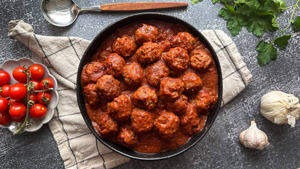Planlegger du en litt vill tapas? Da må du lage albondigas. De spanske kjøttbollene i tomatsaus er perfekte sammen med stekte poteter og litt aioli. 