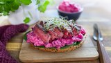 Viltsmørbrød kan du servere til både lunsj og middag. Med reinsdyrfilet, hjemmelaget rødbetsalat og deilig ferskt brød, er dette en enkel og smakfull rett som vil falle i smak.