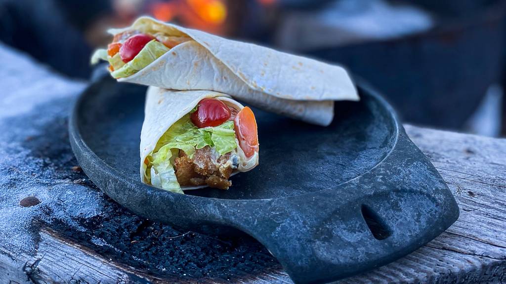 Skal du ut på tur? Da anbefaler vi wrap med fisk. Ekstra godt er det med panert og sprøstekt fisk, og det beste er at alle kan alle kan velge sitt favorittilbehør.