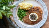 Denne oppskriften på snitzel er signert TV-kokk og kokebokforfatter, Charlotte Mohn Gaustad. Snitzel er en rett som er både smakfull og sprø, og smaker nydelig sammen med grønnsaker.