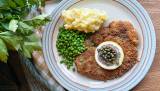 Denne oppskriften på snitzel er signert TV-kokk og kokebokforfatter, Charlotte Mohn Gaustad. Snitzel er en rett som er både smakfull og sprø, og smaker nydelig sammen med grønnsaker.