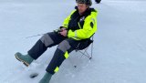 Leder i Bø Jeger- og Fiskerforening Arne Tormod Tobiassen prøver ut helgas isfiske-arena Langvatnet, og det viste seg at fisken fortsatt er bitevillig :-) I bakgrunnen Fredrik Tobiassen ved et annet hull :-)