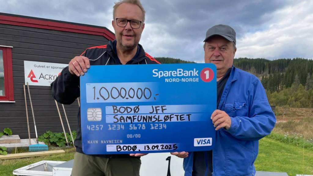 Geir Emanuelsen og Geir Balseth med gavesjekk fra Samfunnsløftet