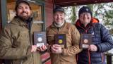 Etter finaleskytingen så ble pallen slik: Vinner Eirik Andreassen (OJFF) i midten, t.v. Tevje Samodee (Sørkedalen JFF) på andreplass. Og på tredje Ingar Woll (OJFF) t.h.
