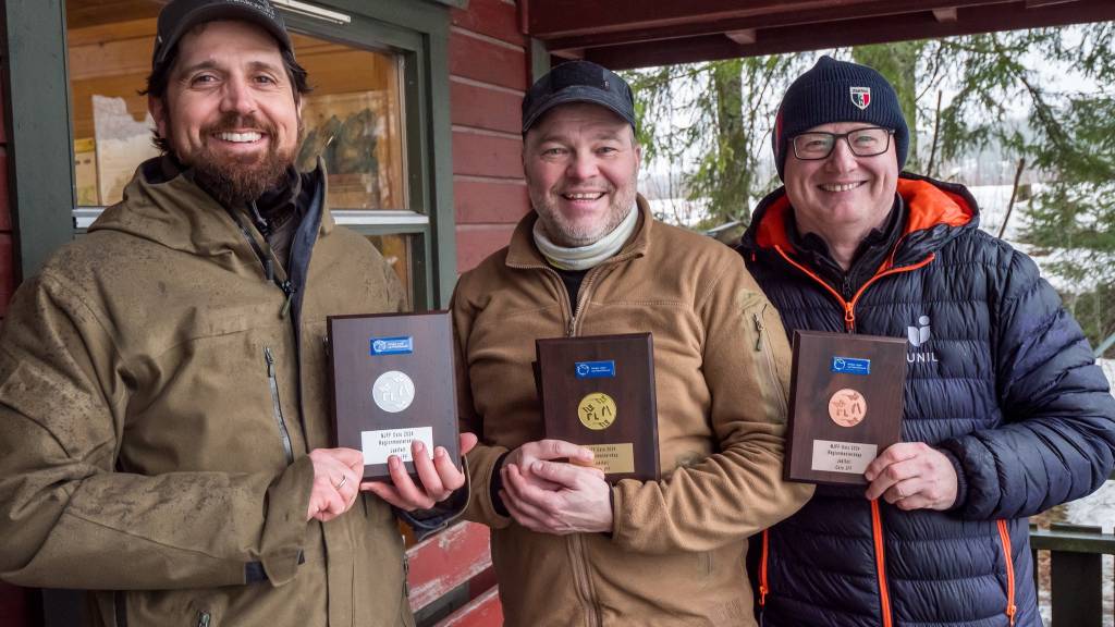 Etter finaleskytingen så ble pallen slik: Vinner Eirik Andreassen (OJFF) i midten, t.v. Tevje Samodee (Sørkedalen JFF) på andreplass. Og på tredje Ingar Woll (OJFF) t.h.
