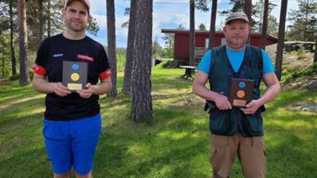 Gullvinneren til venstre, bronsevinneren til høyre. Sølvvinneren var ikke til stede da bildet ble tatt. Foto: TJFF.