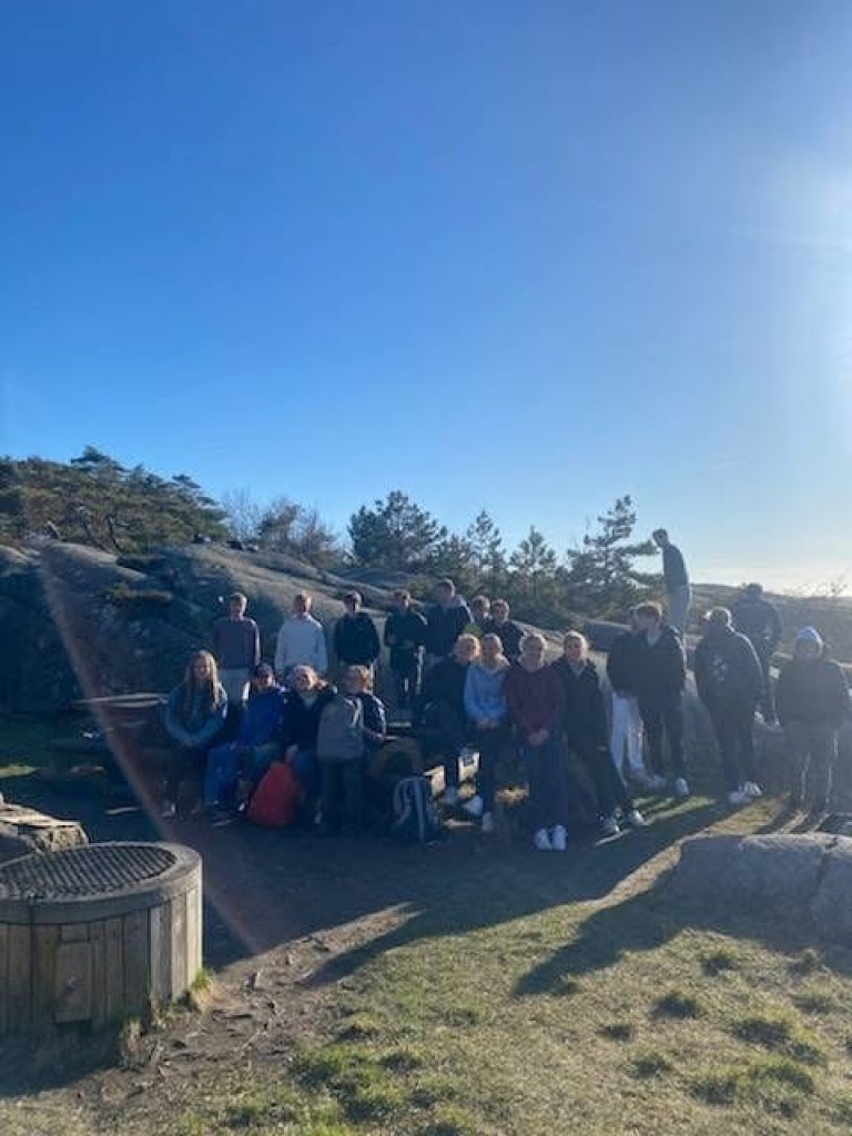 30 elever på fisketur