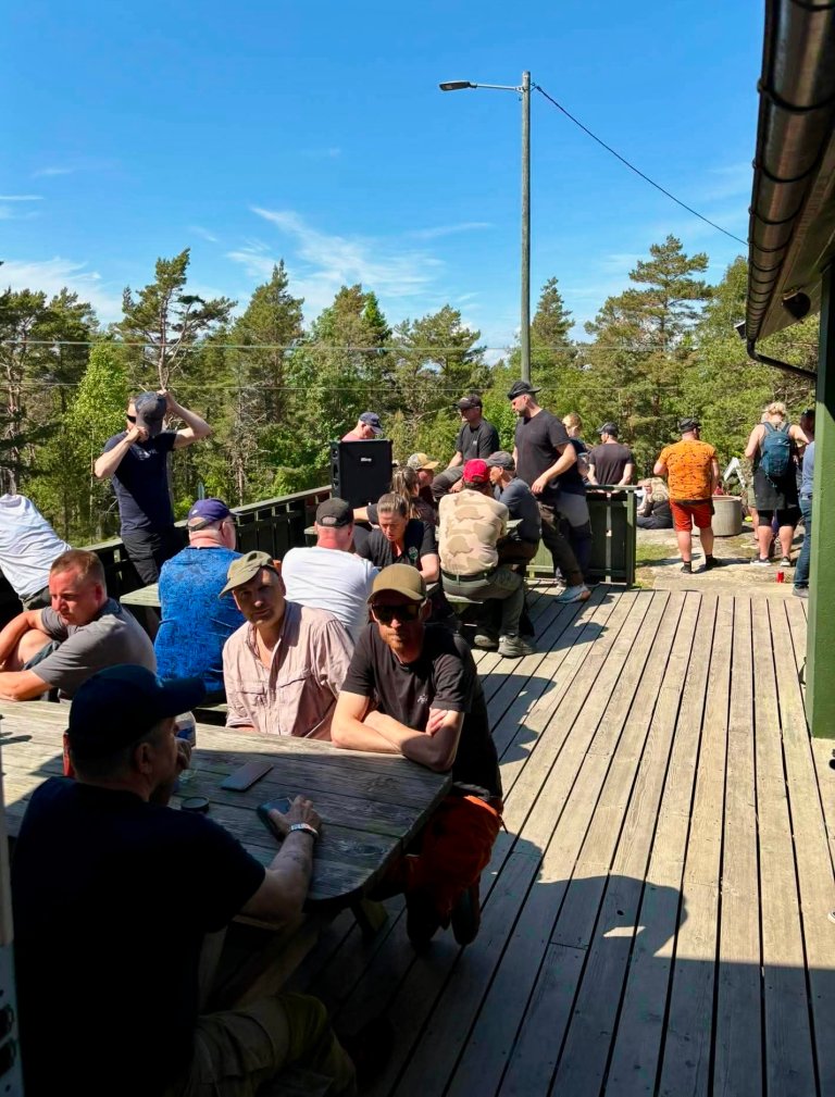 Folk koser seg i solen