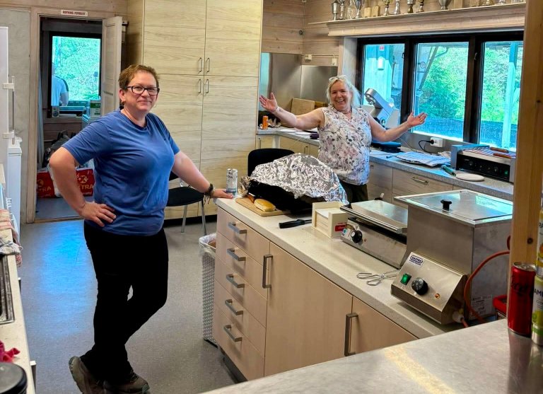 Takker Alina og Torill i kiosken