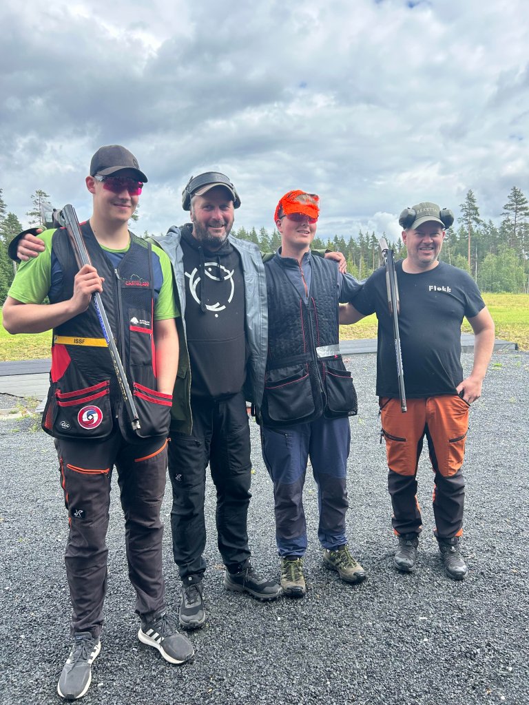 Når man skyter fullt hus for første gang er det tradisjon at skytterens caps blir skutt på. Her har capsen til Steffen fått en ny fasong. Fra venstre Sander Talsnes, Endre Kosberg, Steffen Nygård Jensvold og Ove Løberg