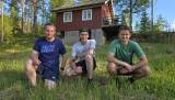 På bildet en del av ungdomsgruppa ved overlevering mandag kveld. Fra venstre Stian Henriksen, Sondre Gautestad,  Sjur Humlegård.