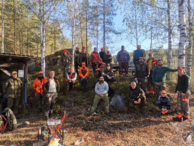 gruppebilde av en trivelig gjeng med veiledere og deltaker på introjakt på Grønnestykket.