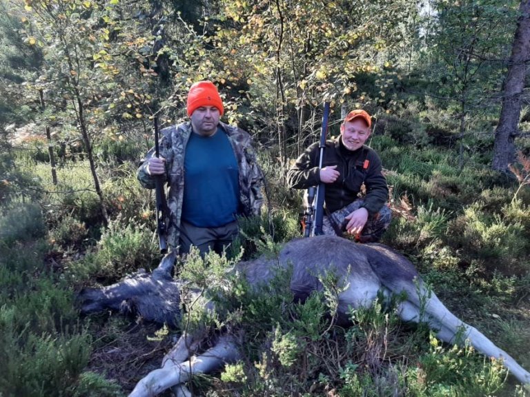 Godt samarbeid mellom veileder og deltaker. 1-0 jegerne i denne omgangen. Dyret ligger på bakken