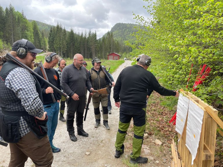 Skyting på papir, for å teste forskjellige choker og spredning av halglesvermen. Bjfl i fremste rekke.