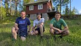 På bildet en del av ungdomsgruppa ved overlevering mandag kveld. Fra venstre Stian Henriksen, Sondre Gautestad,  Sjur Humlegård.