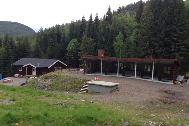 Klubbhuset og leirduebanen i Almedalen, Siljan