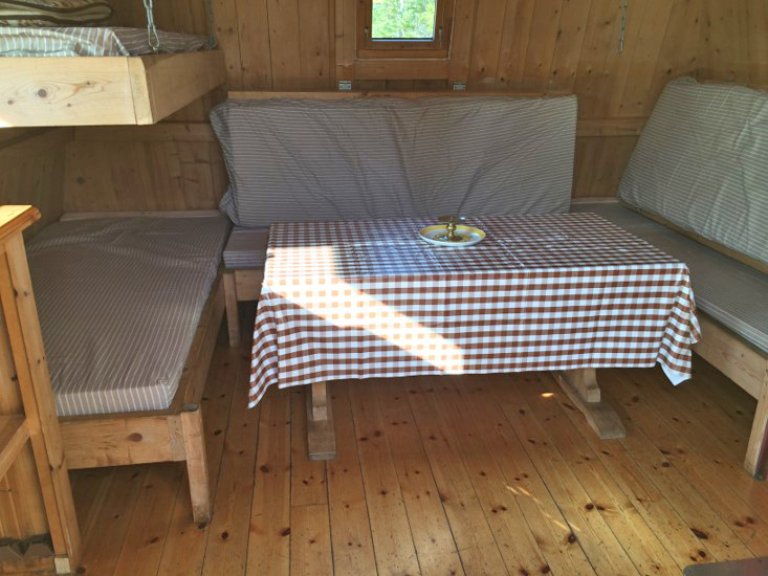 Benker/sengeplasser og bord i gamma ved Krokvann - Foto: John Gonsholt.jpg