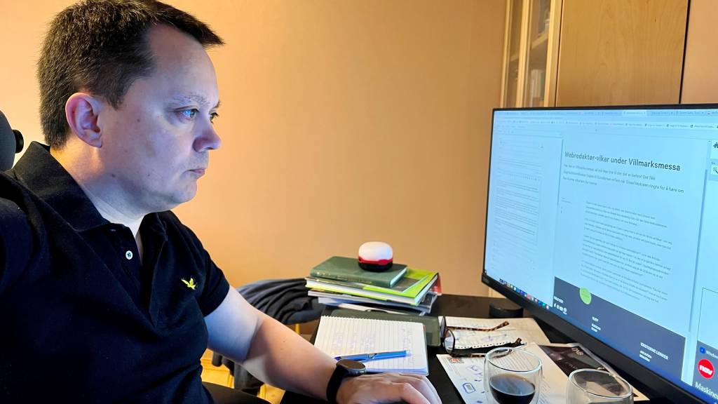 Espen på hjemmekontoret på Sortland, hvor han er i ferd med å publisere sin første artikkel som vikarierende web-redaktør