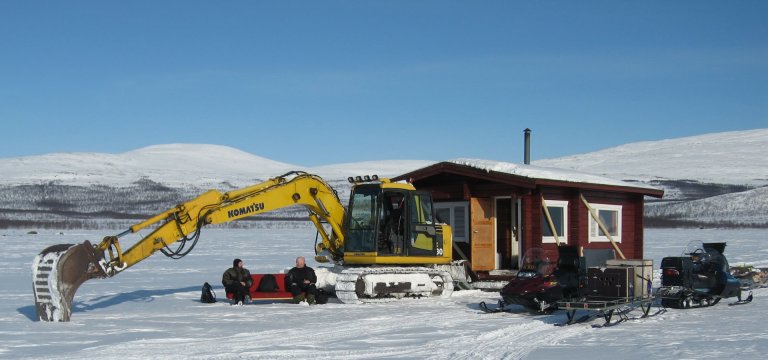 Flytting av Maisastua over Leina.jpg